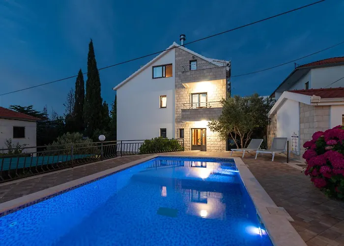 Maca Apartments & Suites