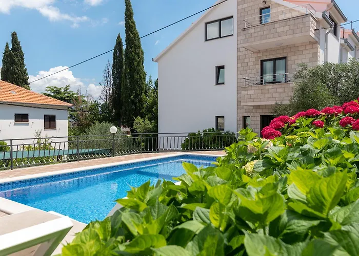 Maca Apartments & Suites